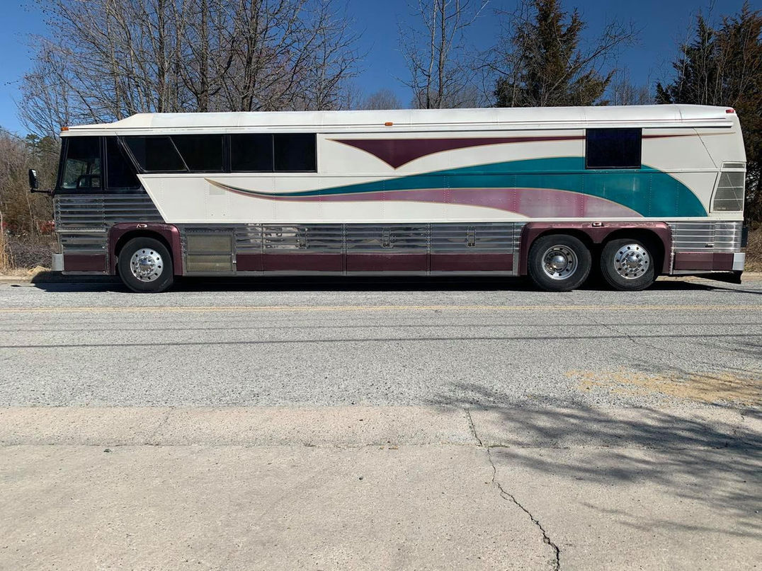 Motorcoach in teal and maroon