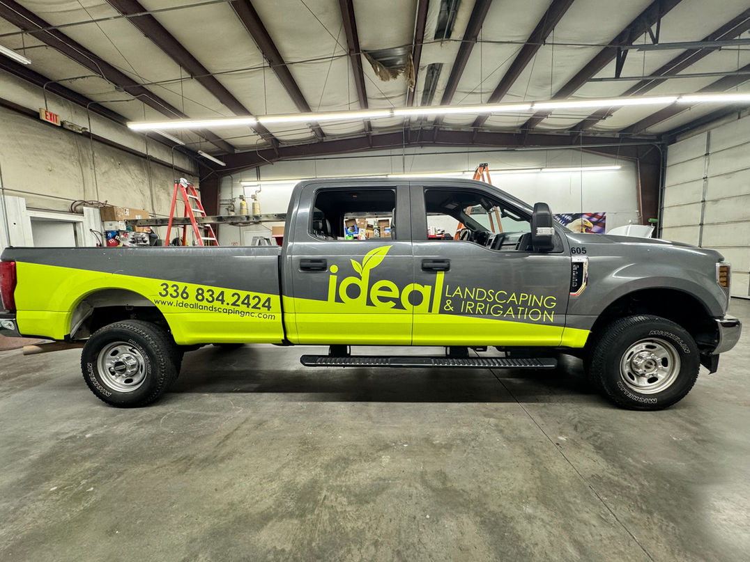 Crew-cab pickup, two-tone wrap