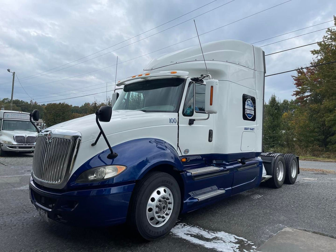Semi tractor two-tone blue and white